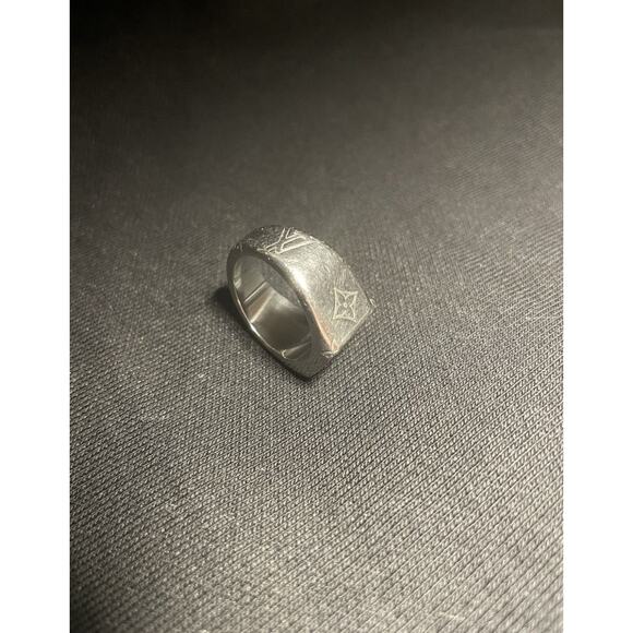 Louis Vuitton Monogram Signet ring - Picture 8 of 9